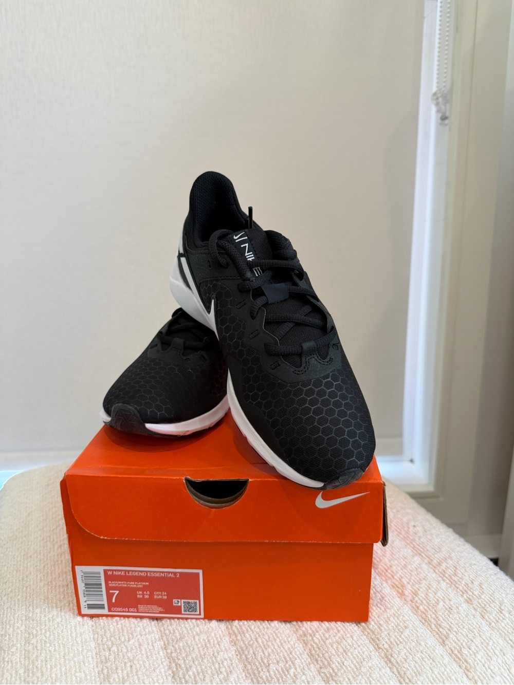 Nike Black Hex-Pattern Running Shoes with White Midsole